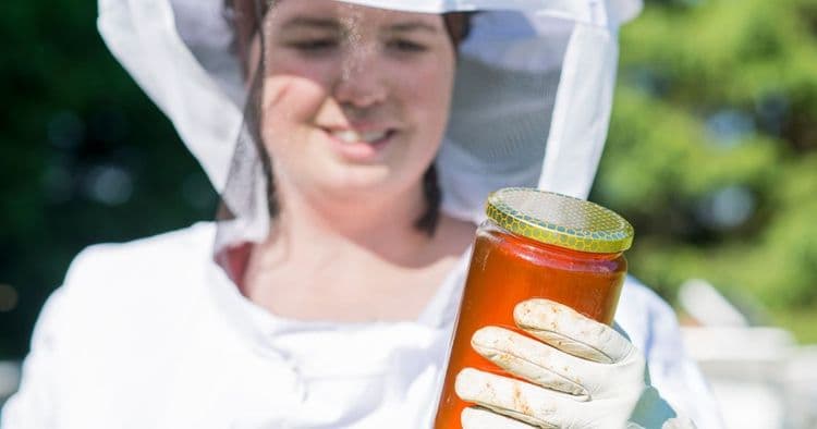 7 Baffling Ways Local Honey Can Help You Beat Allergy Symptoms Naturally